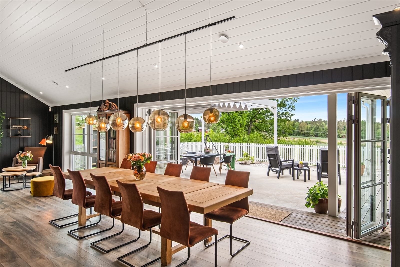 Herfra kan også en stor skyvedør trekkes for slik at uterom og innerom integreres. Galleribilde