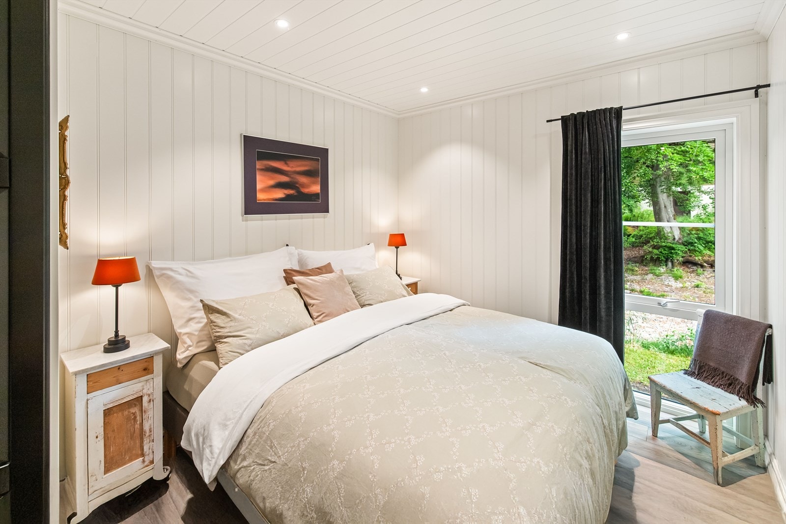 Her er det god plass til dobbeltseng med tilhørende møblement. Galleribilde