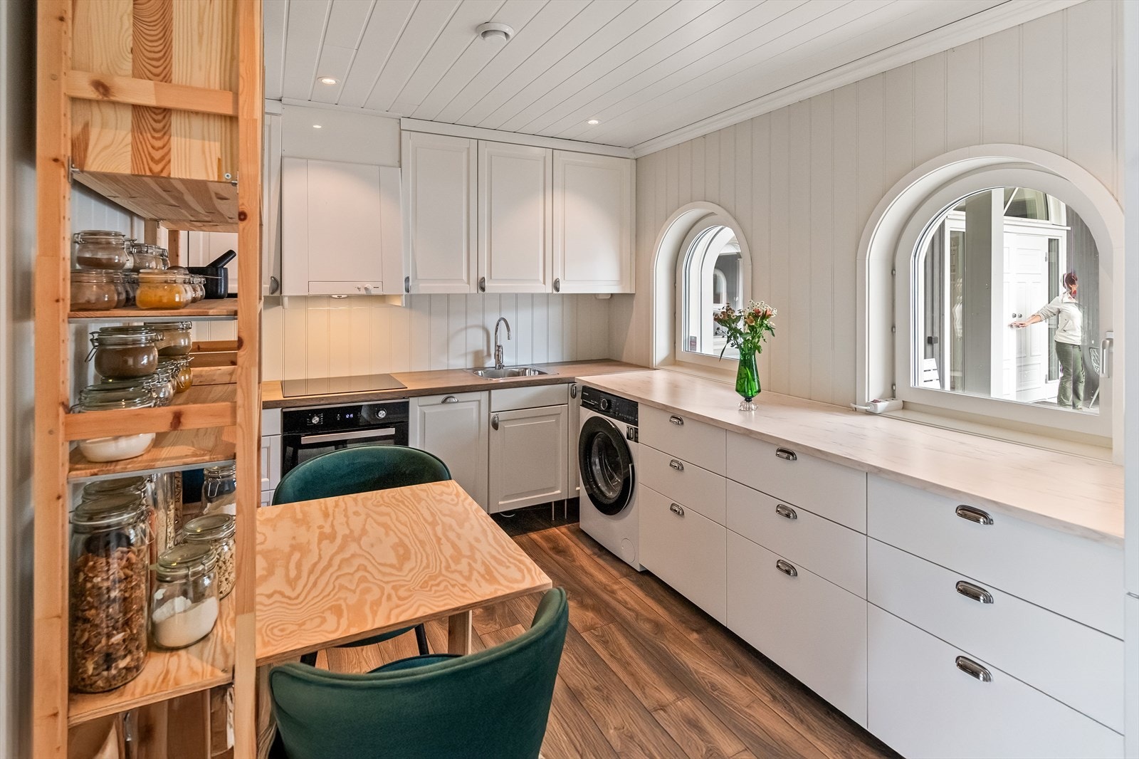 Her er det et fullverdig kjøkken med integrerte hvitevarer, stekeovn, kjøl/frys og oppvaskmaskin. Galleribilde