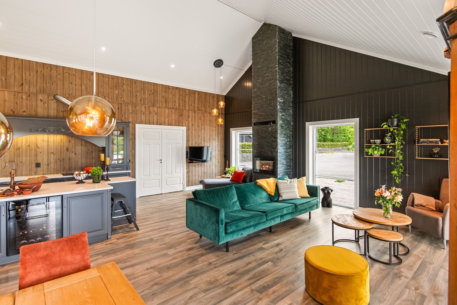 Stuesonen har også fint plass til ønskelig møblement som sofa eller sittegruppe. Galleribilde