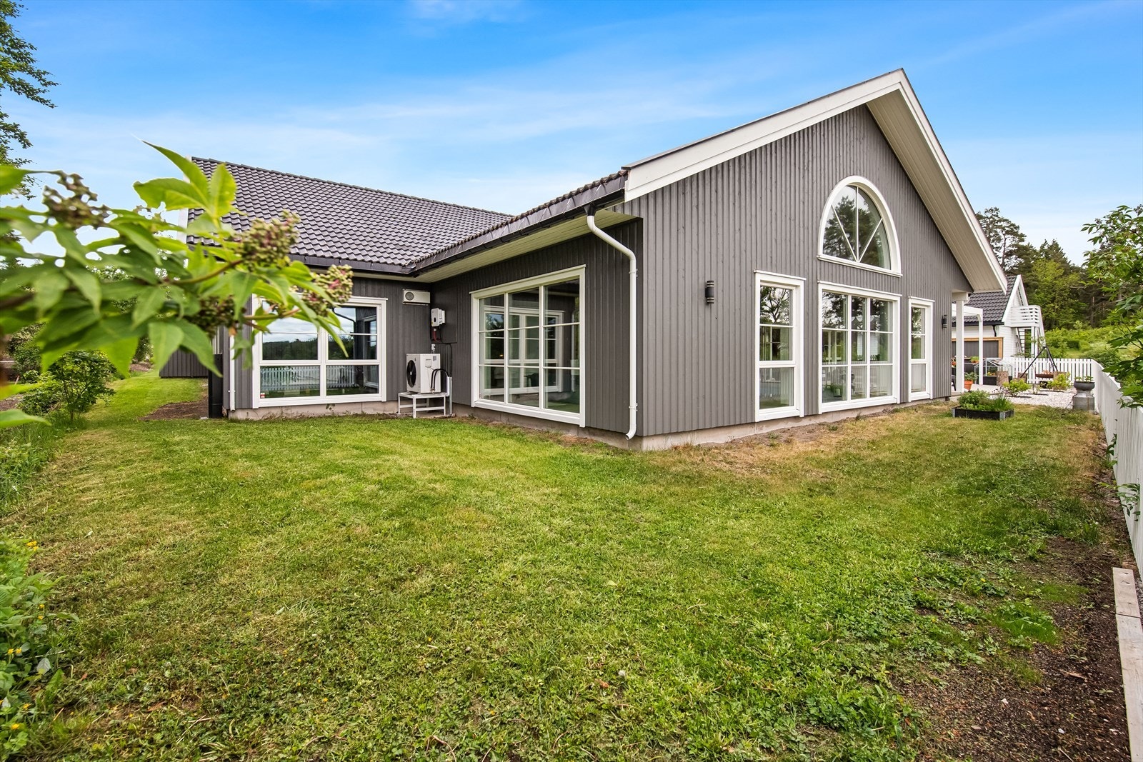 Boligen byr på en lun og eksklusiv atmosfære, til tross for hele 545 kvm. Perfekt for deg som søker det beste av beliggenhet og komfort. Galleribilde