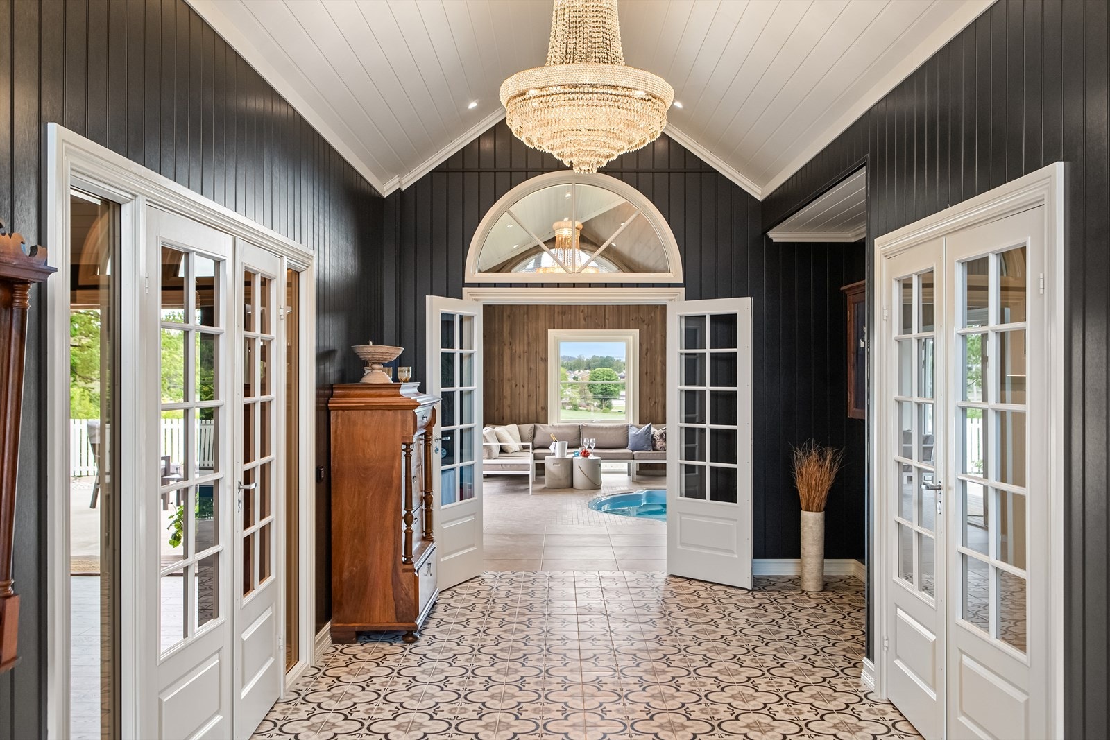 Legg merke til de lekre flisene og den gode takhøyden! Galleribilde