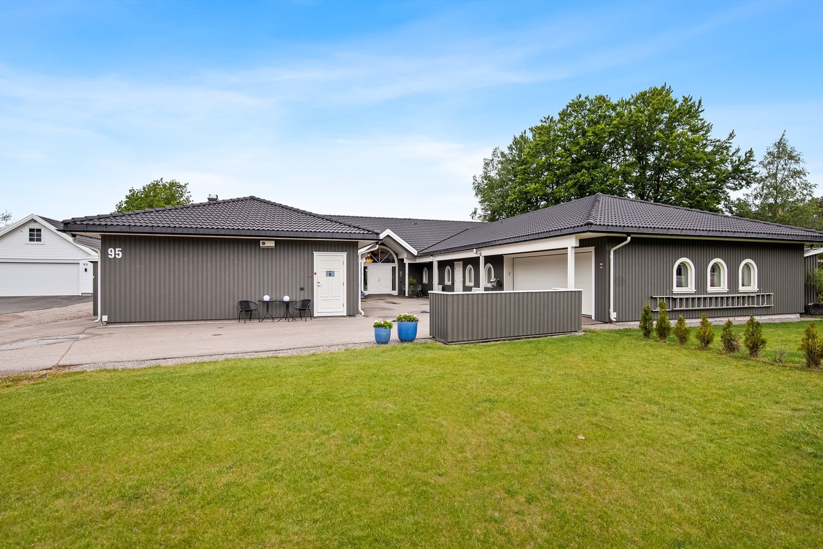 Her bor du landlig til i et stille og rolig nabolag med flotte turområder rett utenfor døren. Galleribilde