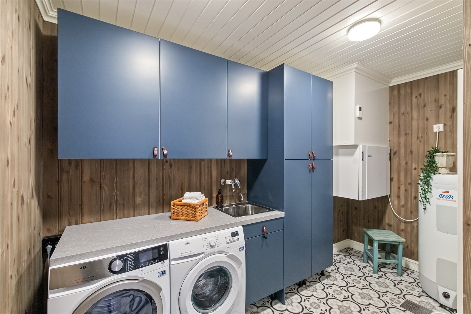 Vaskerommet i hoveddelen er fra 2019 og har flislagt gulv med gulvvarme, innredning med slette fronter, laminatbenk og nedfelt kum. Opplegg for vaskemaskin og tørketrommel. Mekanisk ventilasjon. Galleribilde