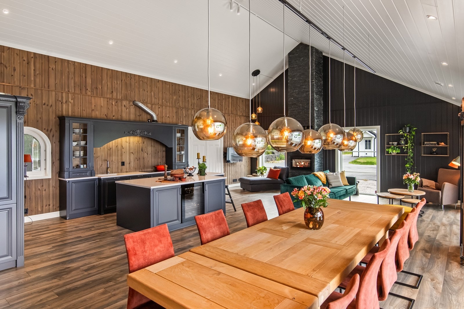 Rundt spisestuen kan familie og venner samles for hyggelige samtaler og gode måltider. Galleribilde