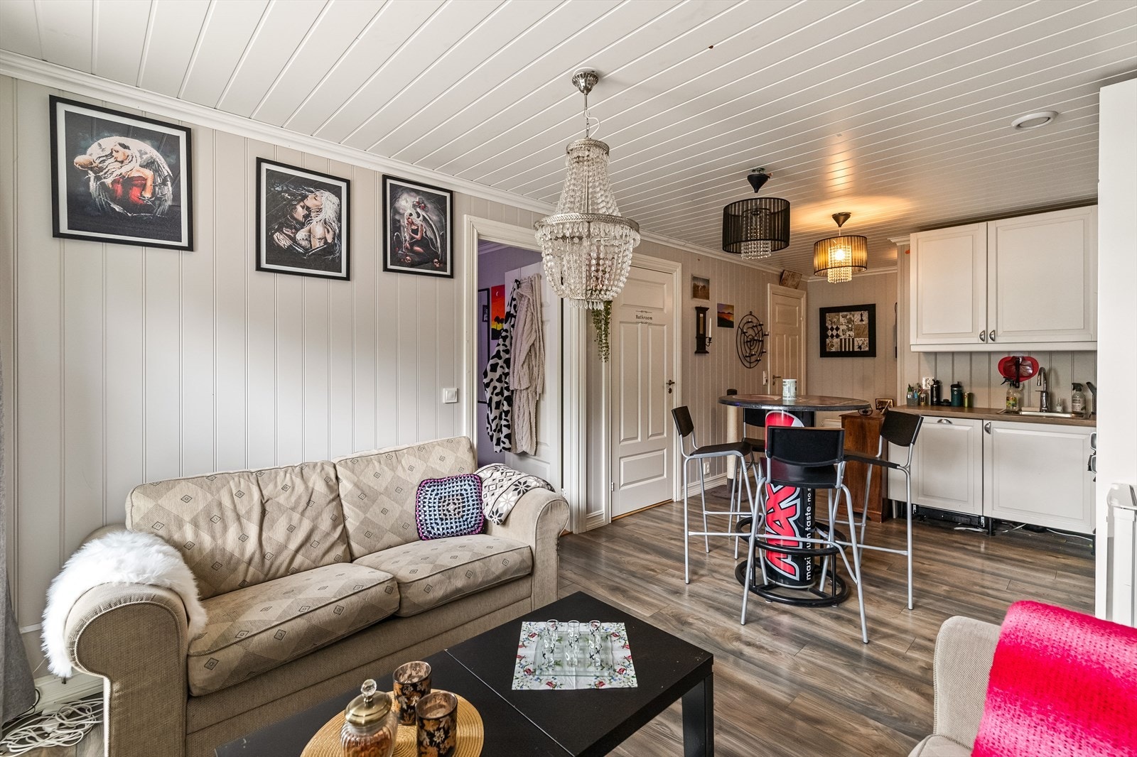 Hybel (integrert del av hovedenheten) med stue/kjøkken, bad og soverom. Kjøkken og bad er fra 2019, med samme standard som hoveddelen. Galleribilde