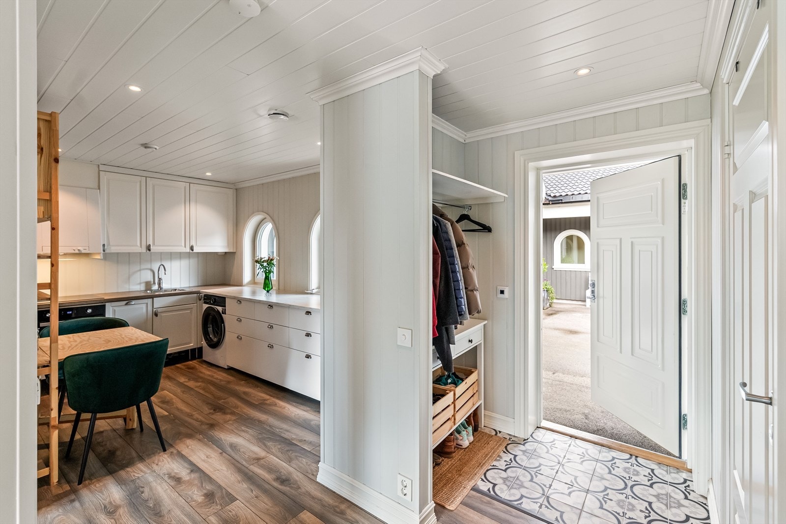 Boligen har en separat leilighet med egen inngang, så her er det muligheter for gode leieinntekter. Galleribilde