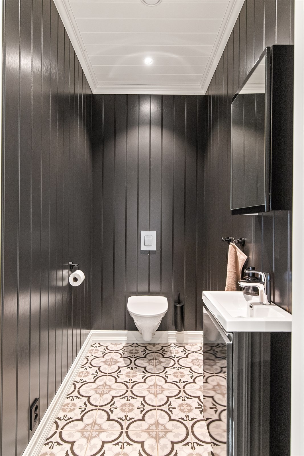 I tilknytning til hallen er det også eget toalettrom - perfekt ved besøk av gjester. Galleribilde