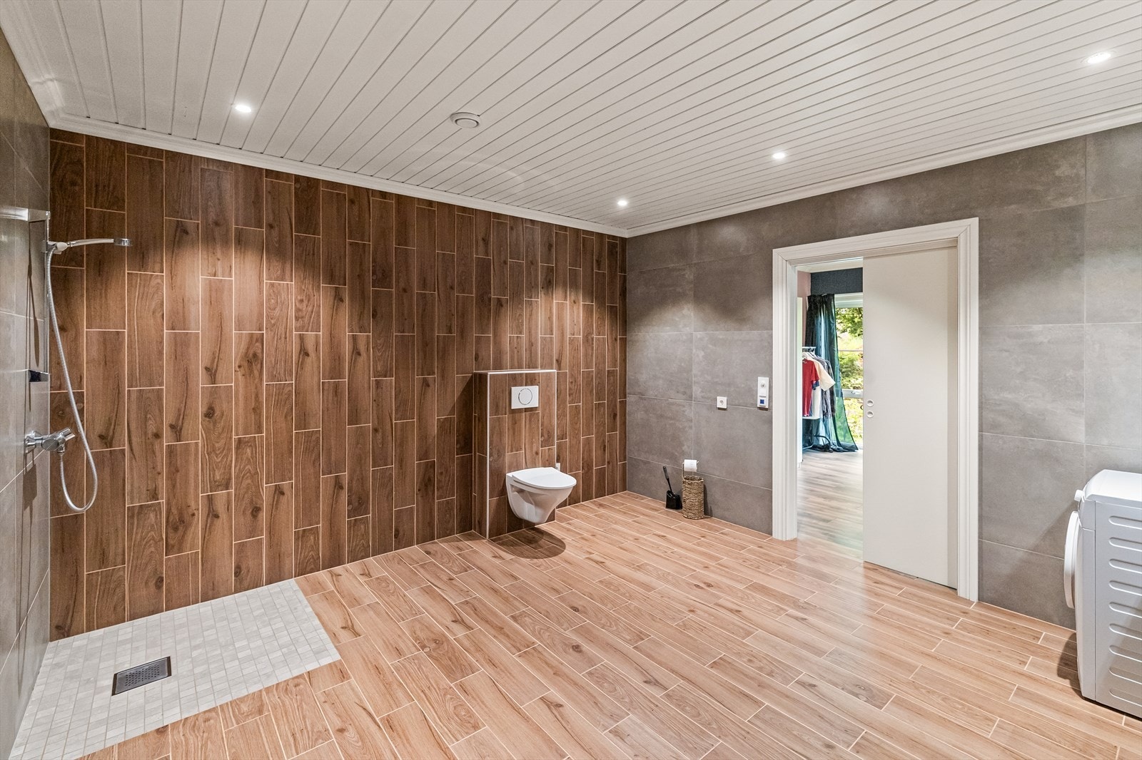 Skyvedører uten terskler bidrar også til at baderommet er svært HC-vennlig. Galleribilde