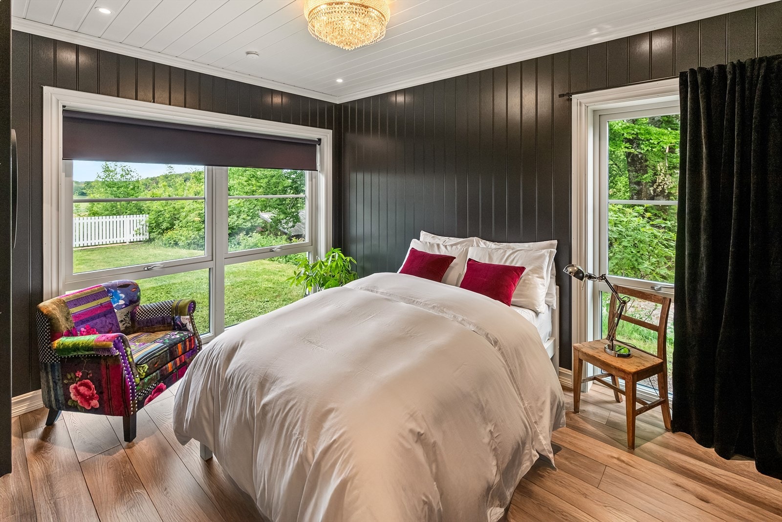 Boligen har gjennomgående laminat- eller flislagte gulv, malte MDF-panelplater på vegger og himling, samt innfelte downlights i de fleste rom. Galleribilde