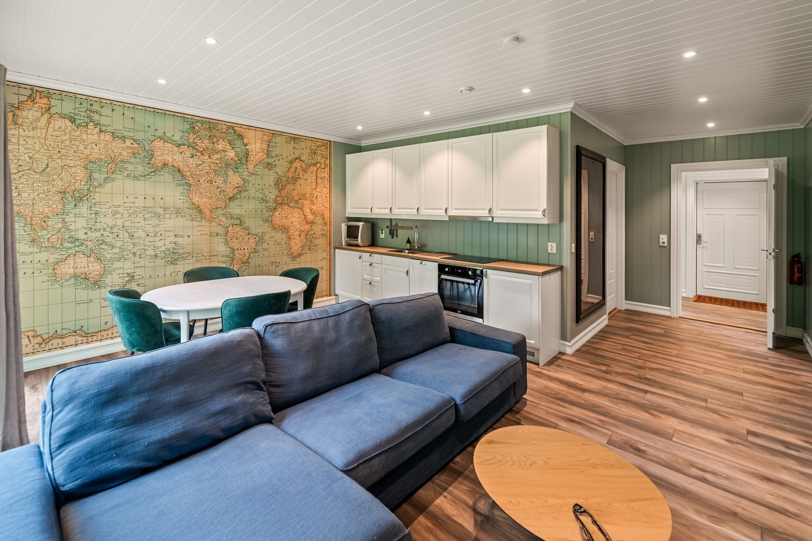 Stue og kjøkken i åpen løsning med kjøkkeninnredning fra 2019. Galleribilde