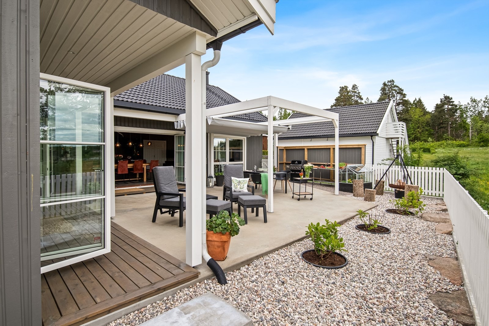 På baksiden byr boligen på en stor vestvendt terrasse, med vidstrakt utsikt. Terrassen gir god plass til flere soner, fra spiseplass til lounge-område. Galleribilde