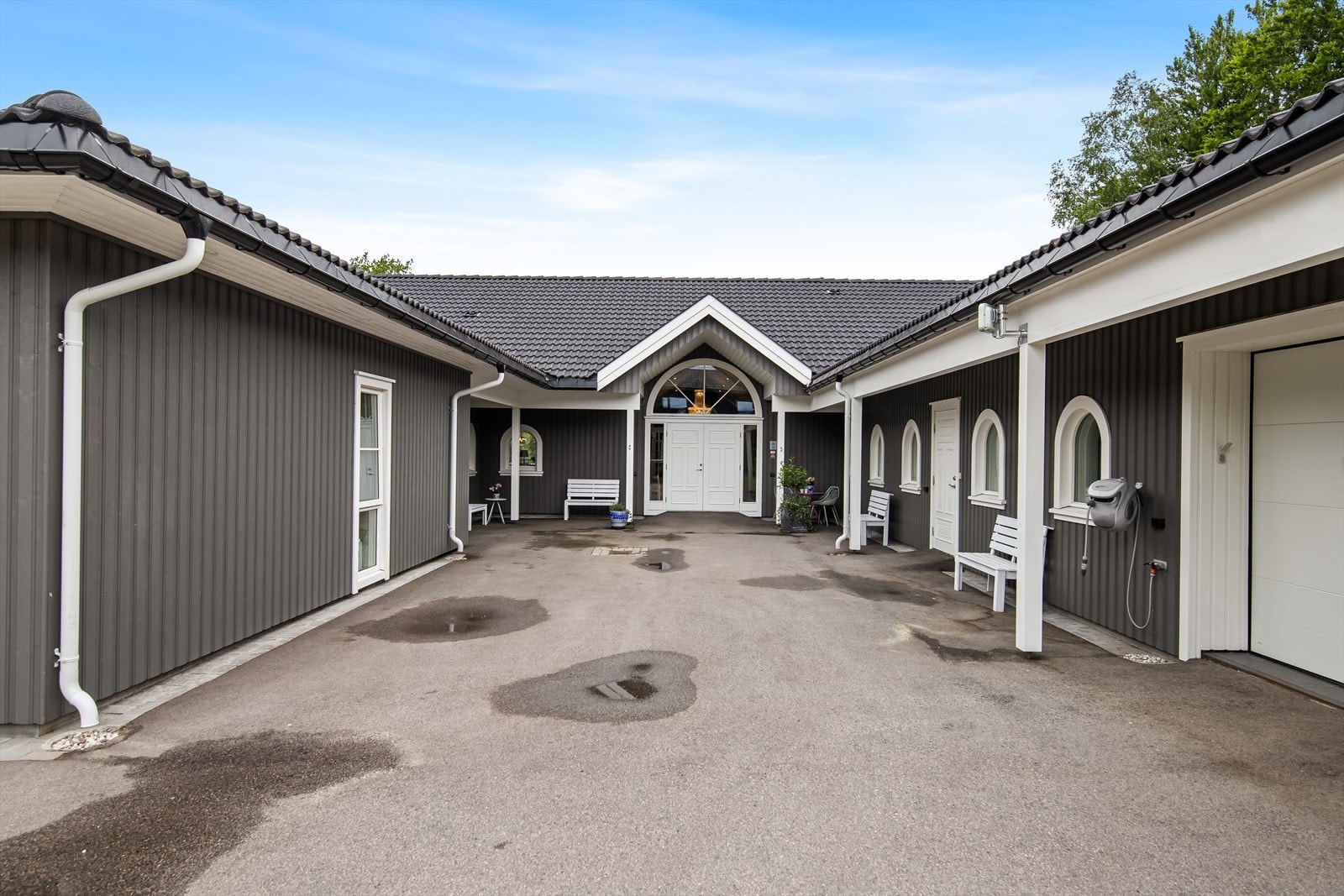 Et asfaltert og særegent inngangsparti ønsker velkommen. Galleribilde