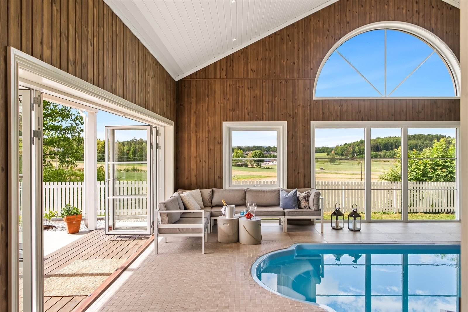 Det er også store foldedører til bassenget, slik at innendørsbassenget kan bli en del av terrassen. Galleribilde