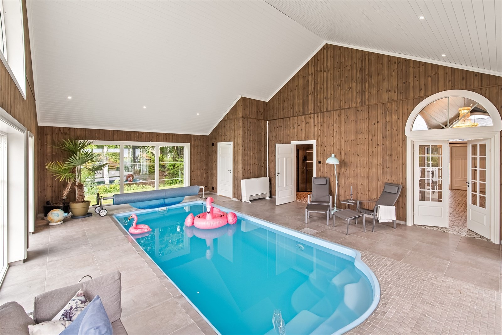 Fra bassengområde er det adkomst til hallen og tilhørende baderom. Galleribilde