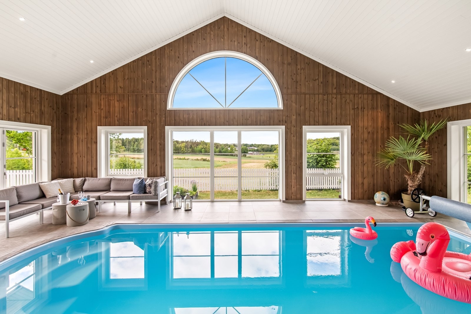 Fra bassengområde er det også fritt og fint utsyn fra flere vindusflater. Galleribilde