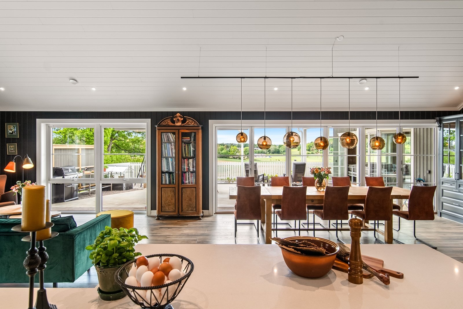 Generøse vindusflater fra gulv ti tak gir rikelig med naturlig dagslys. Galleribilde