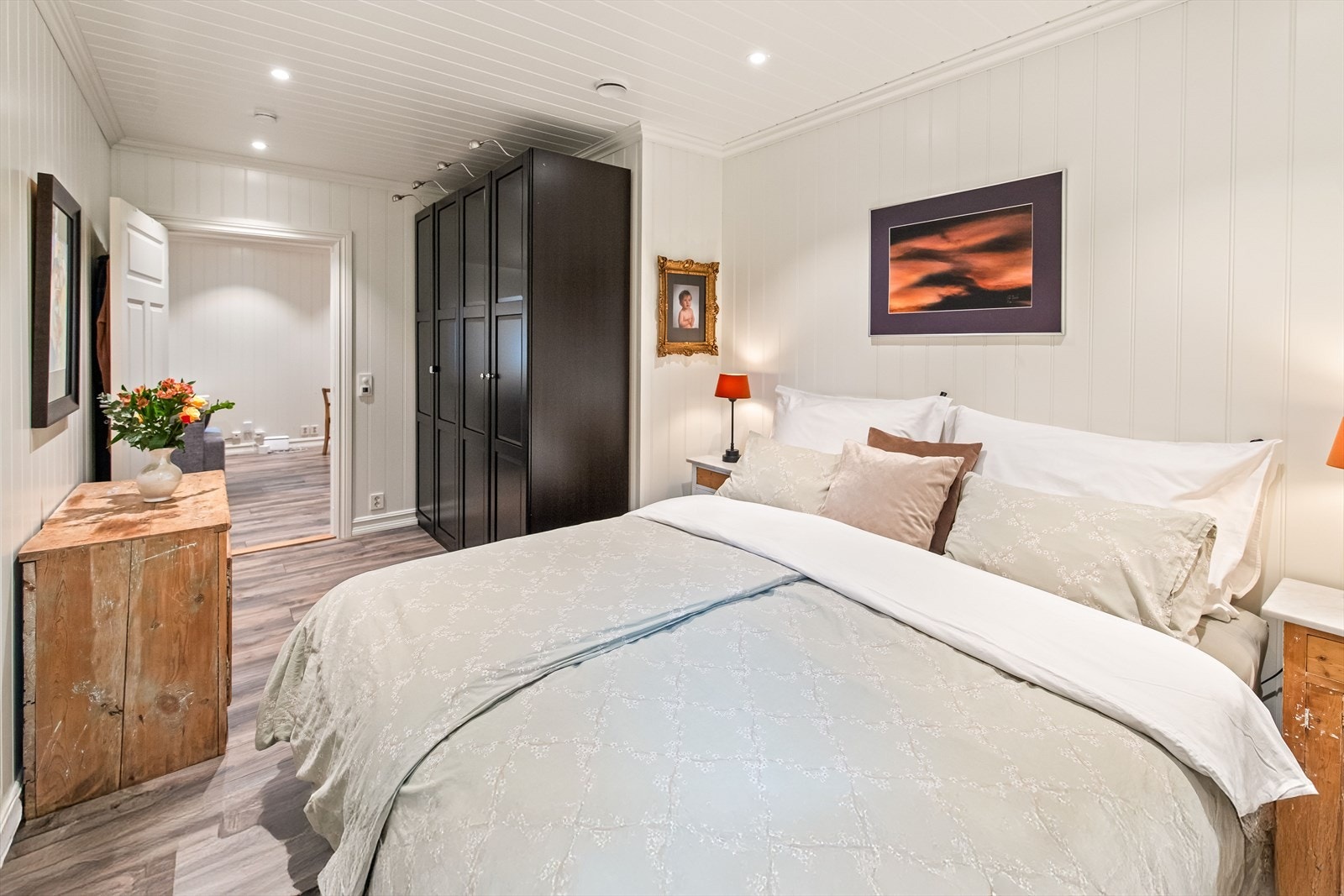 Boligen kan by totalt 6 soverom fordelt på hovedplan, separat leilighet, separat hybel og integrert hybel. Galleribilde