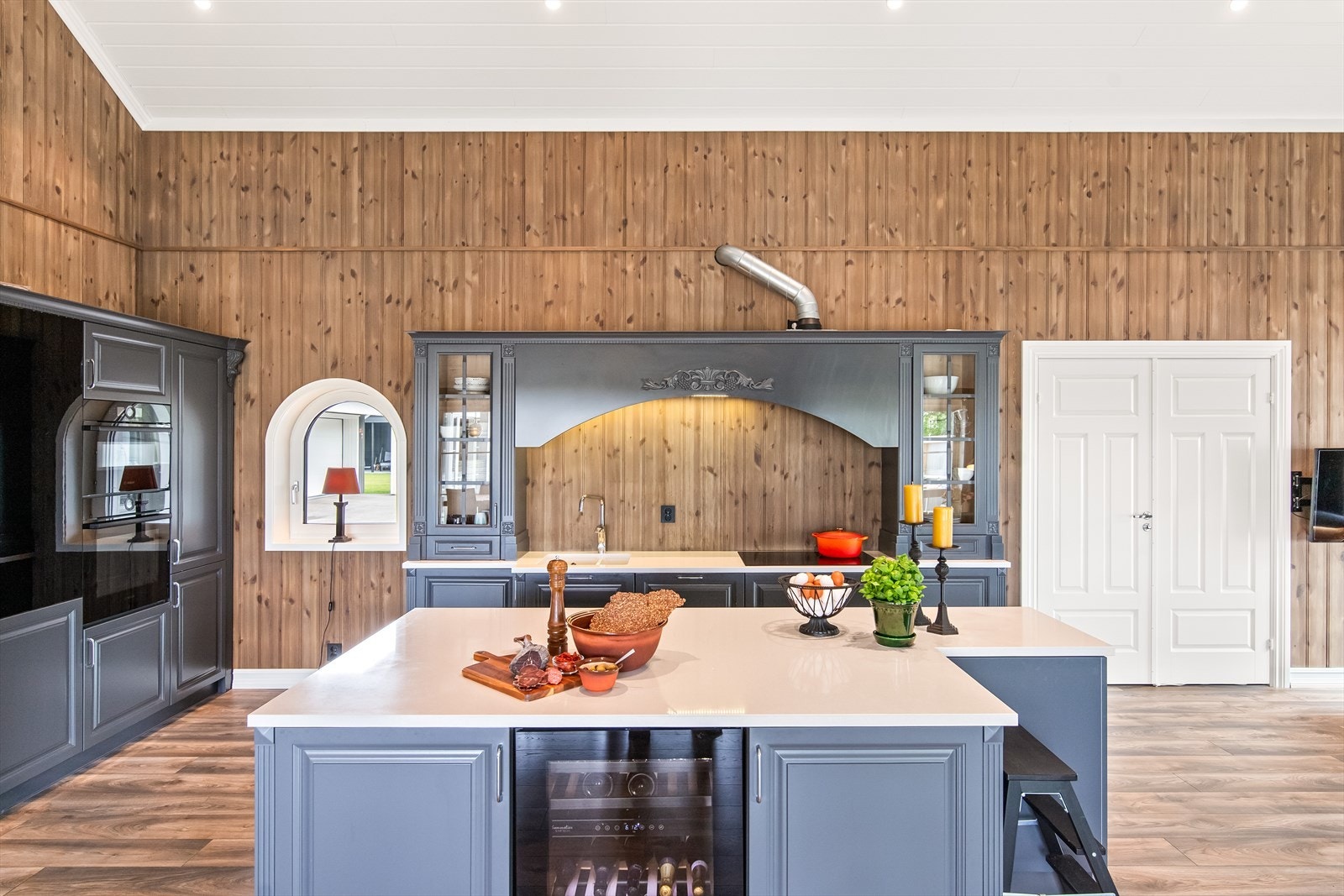 En praktisk og frittstående kjøkkenøy med vinskap setter virkelig prikken over i'en. Galleribilde