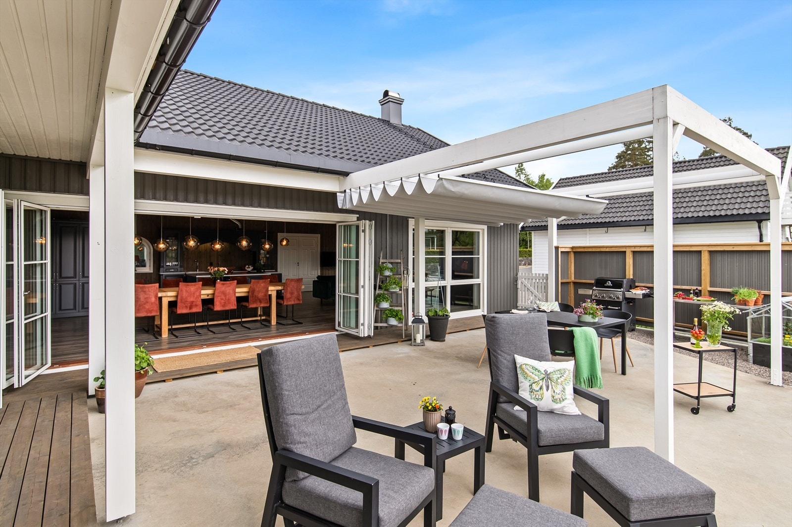 En svært innholdsrik og romslig enebolig fra 2019 med innendørs basseng og solfylt uteplass! Galleribilde