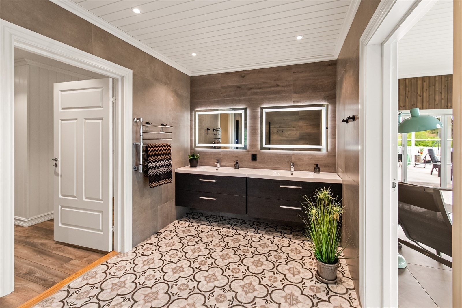 Boligen har totalt fire baderom som alle er fra 2019. Dette er hovedbadet med direkte tilgang til bassenget Galleribilde