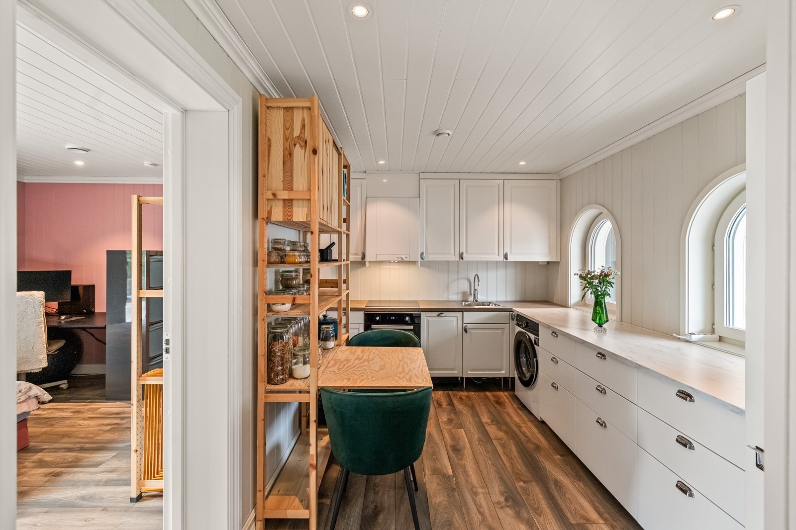 Kjøkkenet har også fint plass til spisebord med to stoler. Galleribilde