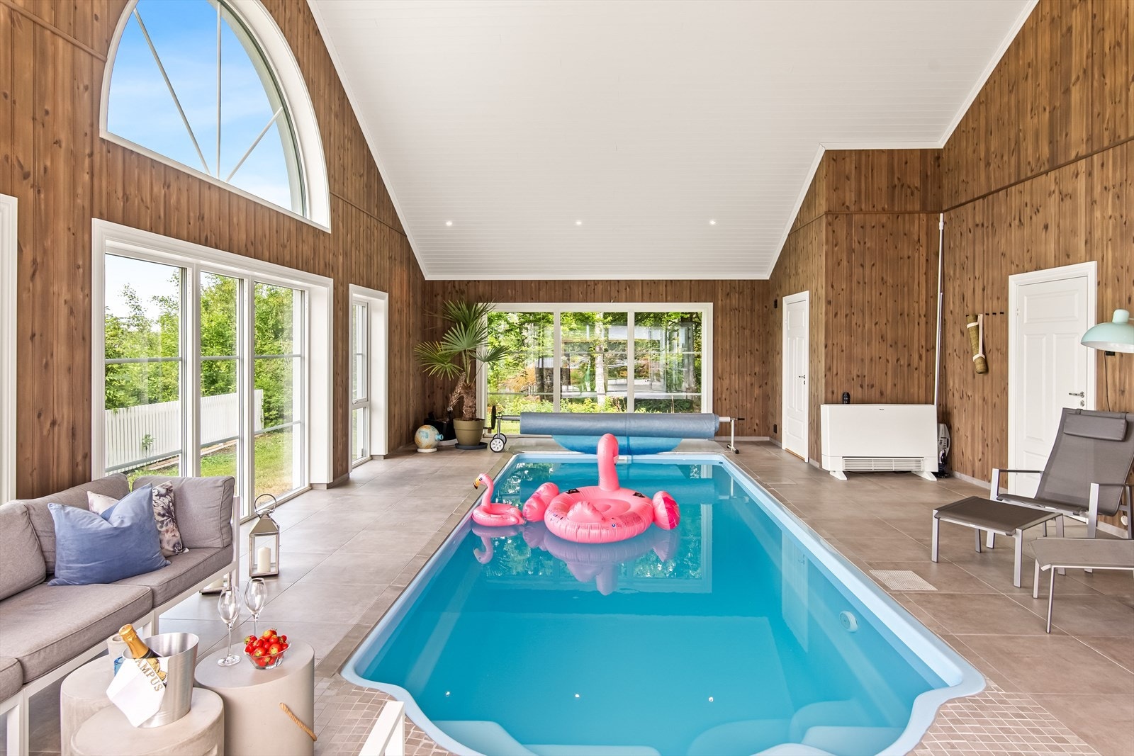 Privat innendørs basseng med flislagt gulv, gulvvarme og direkte utgang til terrasse. Perfekt for velvære og helårsbruk. Galleribilde