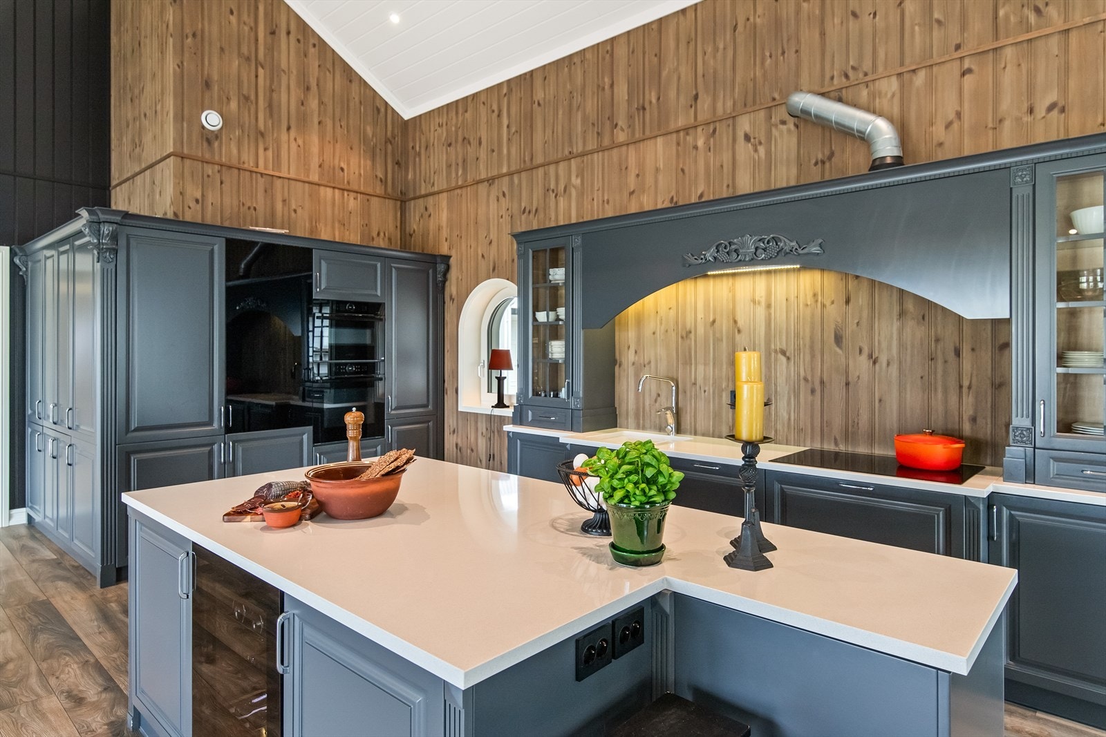 Integrerte hvitevarer, inkludert stekeovn, kombiovn, oppvaskmaskin og kjøle-/fryseskap. Galleribilde