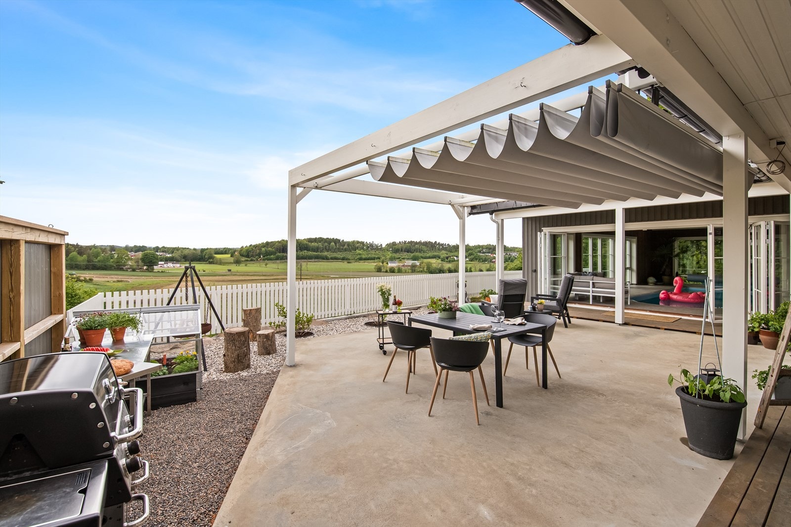 Den fastmonterte pergolaen med uttrekkbart tak, gir deg full kontroll over sol- og værforholdene, slik at du kan nyte solfylte dager og sitte lunt og godt selv om det kommer en liten regnskur Galleribilde