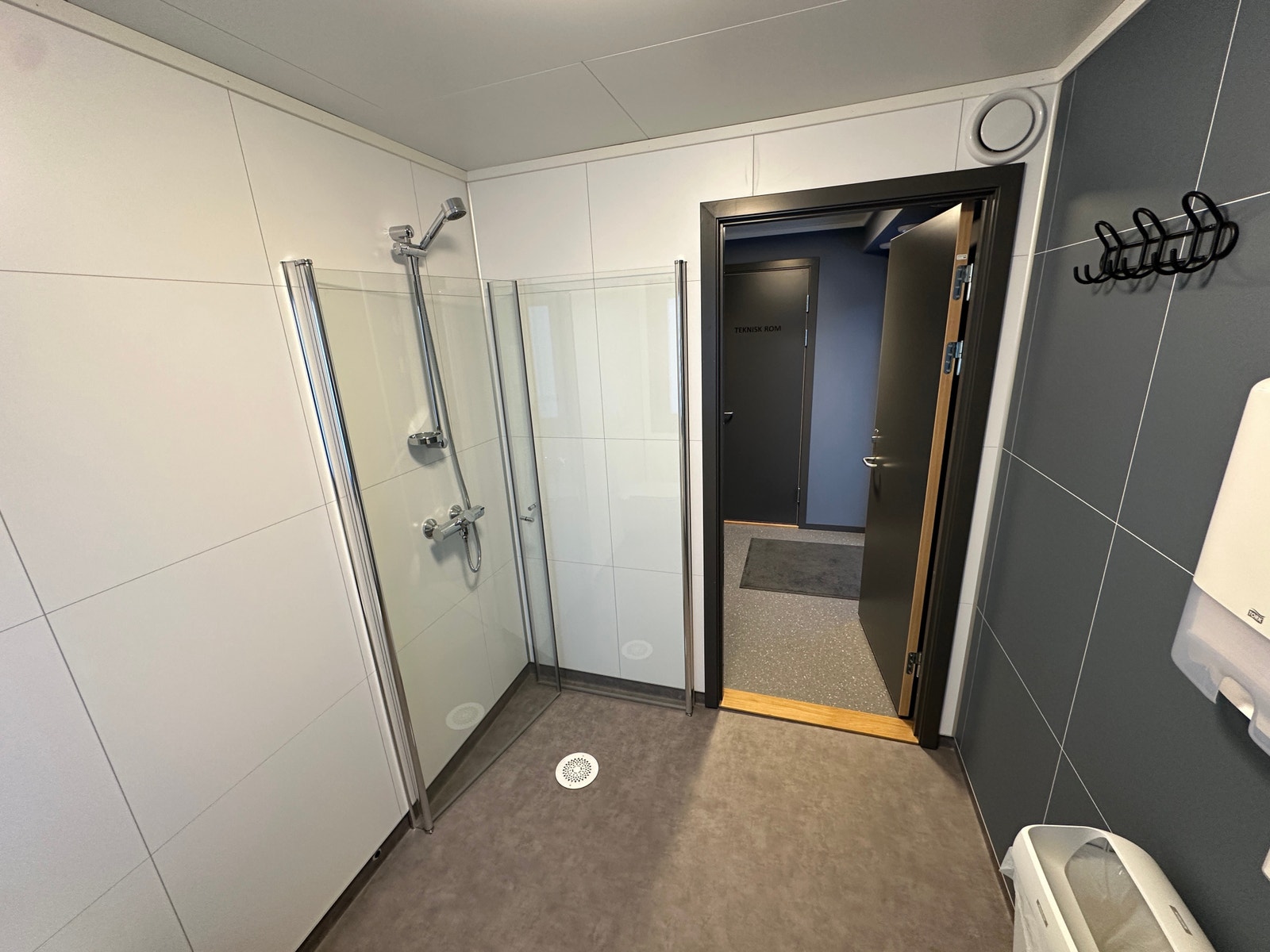 WC m/dusj Galleribilde