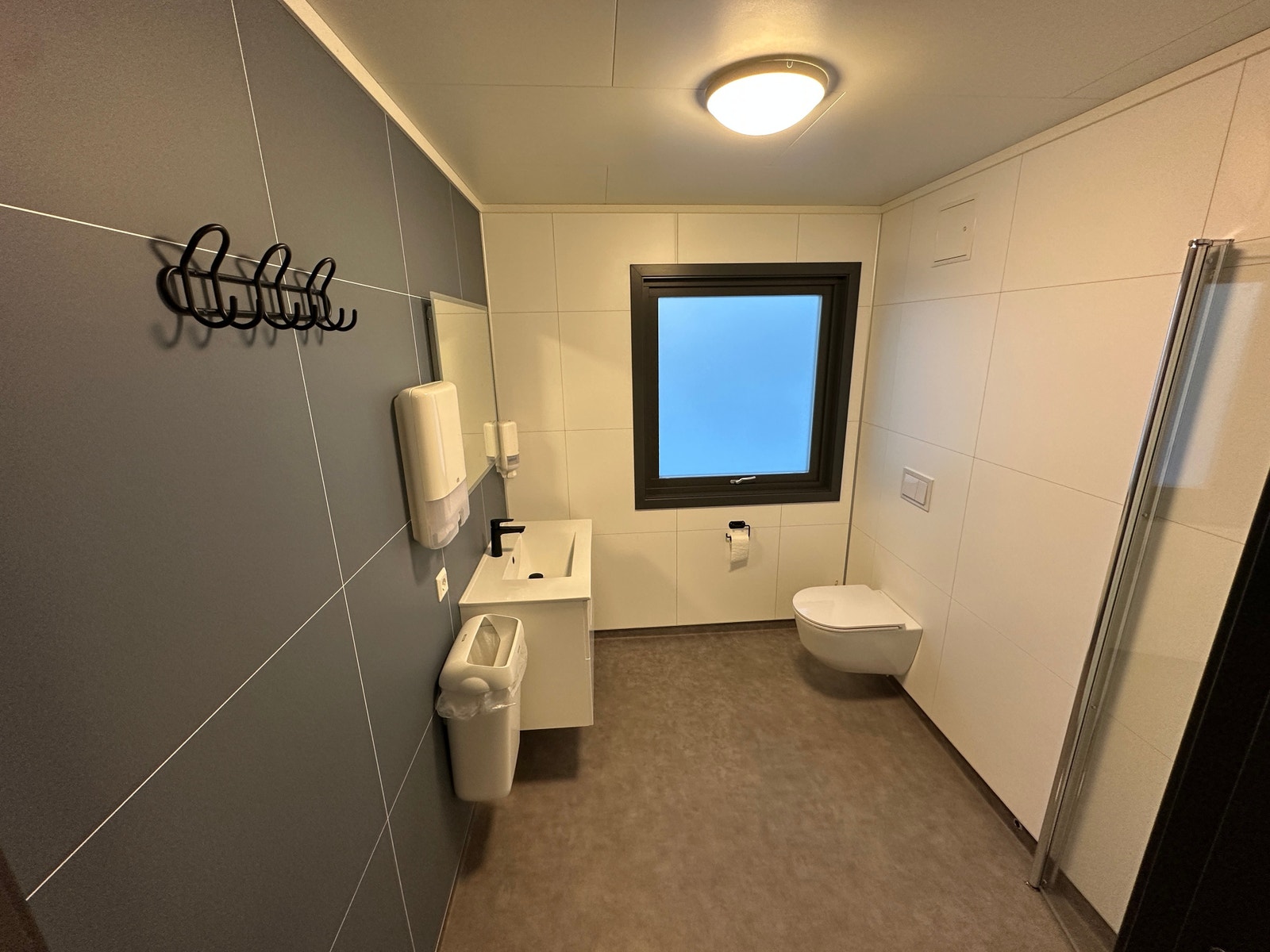 WC m/dusj Galleribilde