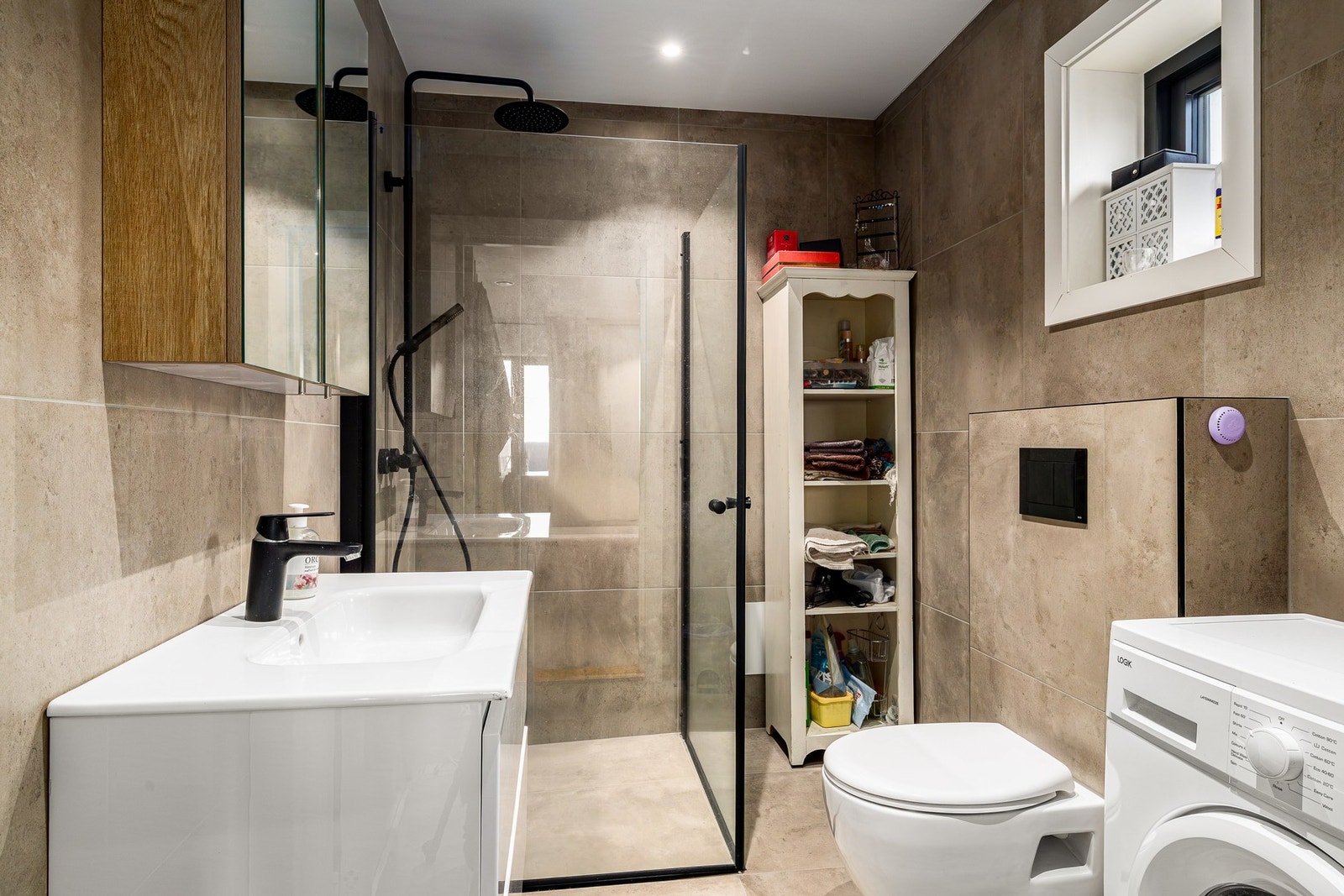 Fin standard - godt isolert med dobbel lag gips og branndør Galleribilde