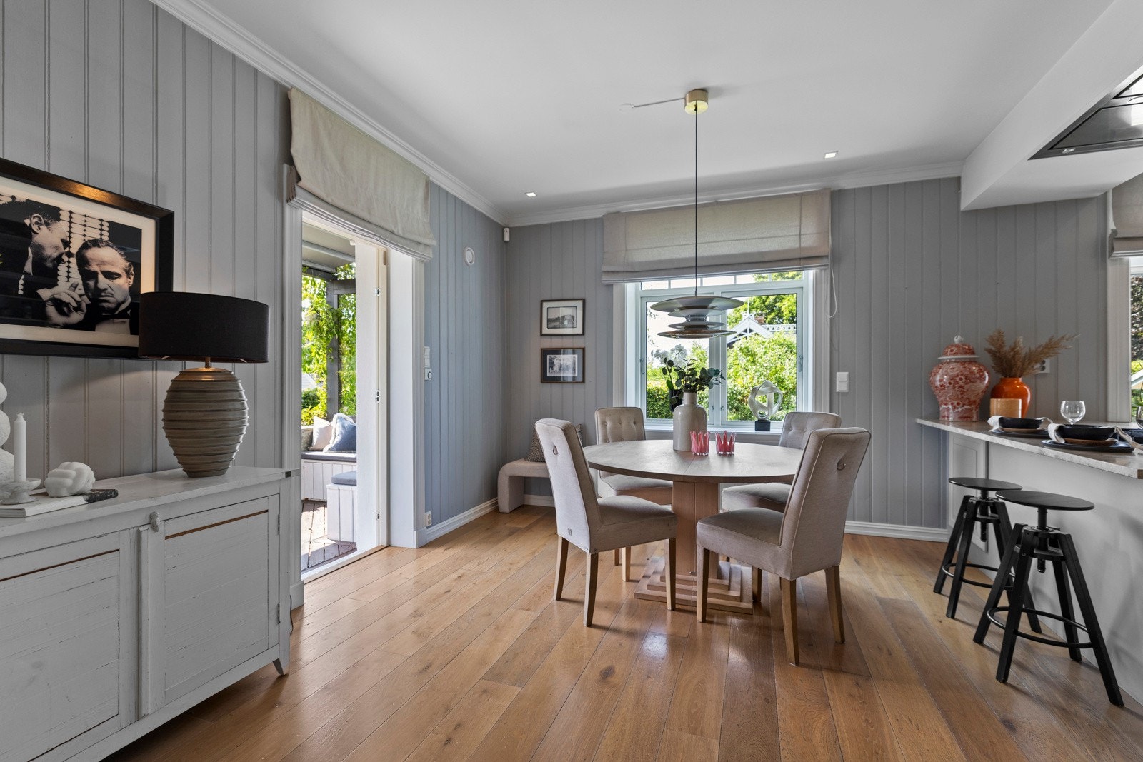 Kjøkkenet er husets naturlige samlingspunkt og ble utvidet under oppussing for å skape en luftig og sosial sone med god romfølelse. Galleribilde