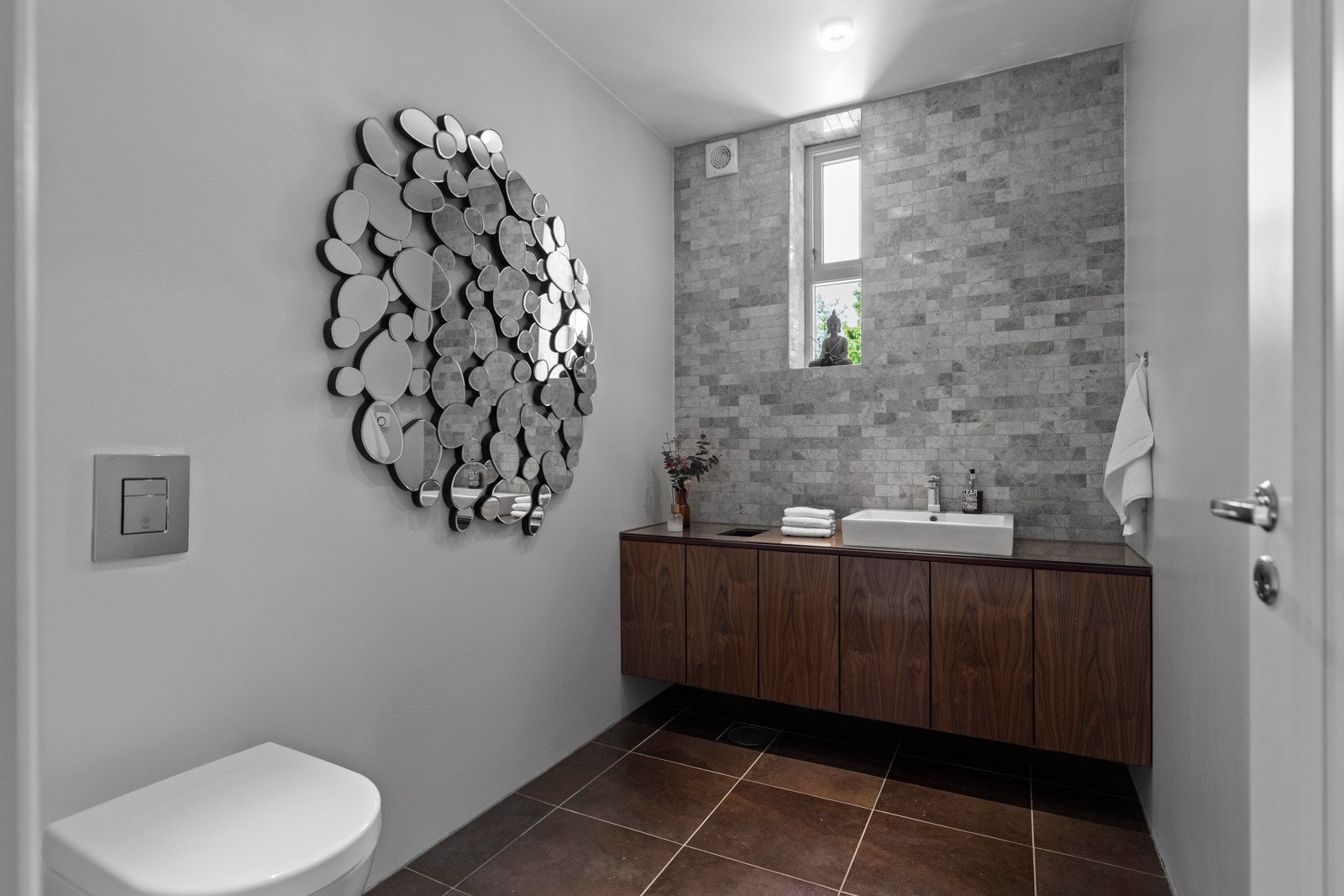 Toalettrom fra 2011, rommet fremstår som moderne og funksjonelt, med nøytrale materialvalg. Galleribilde