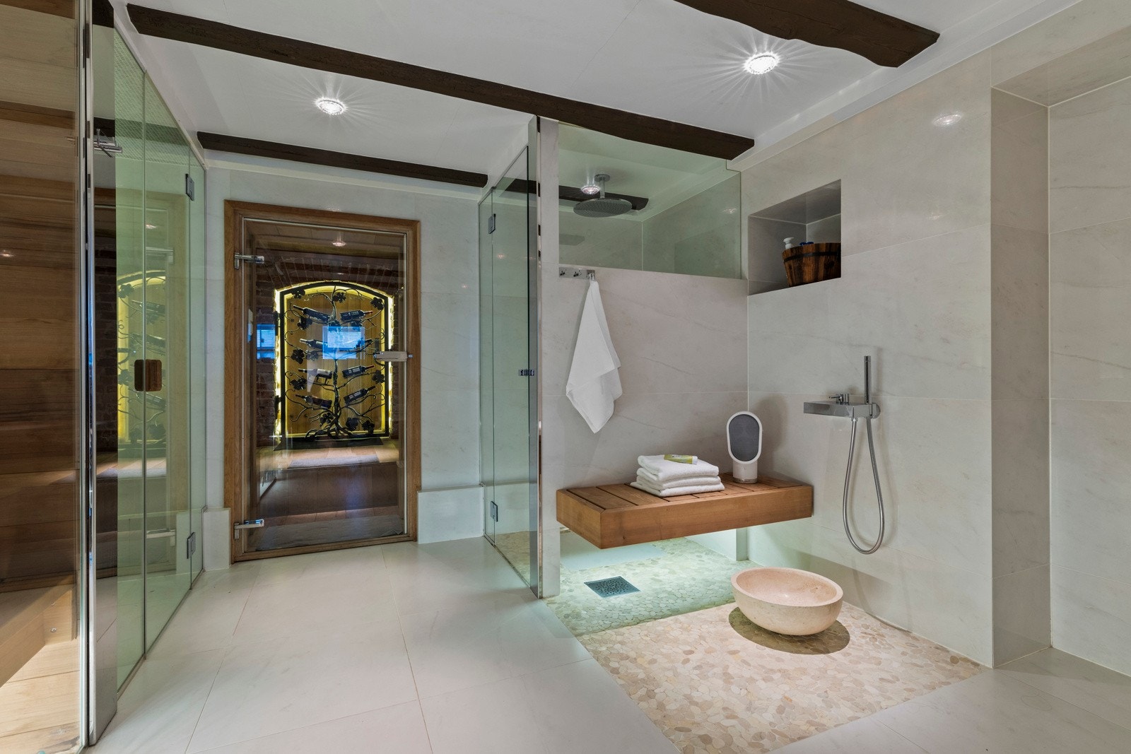 Avdelingen er gjennomført med flislagte gulv, downlights og innfelte detaljer som skaper en rolig og luksuriøs atmosfære. Galleribilde