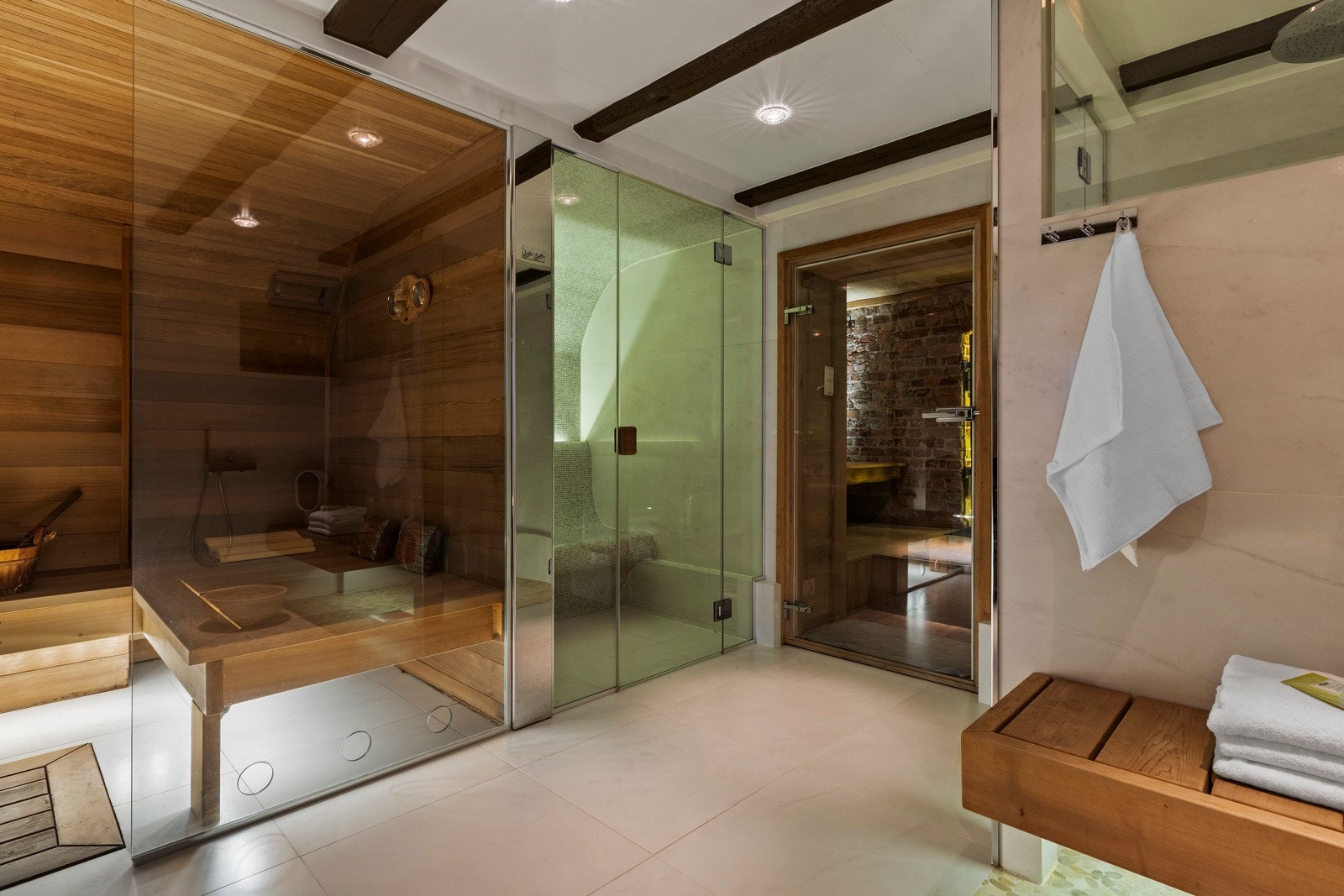 Eksklusiv spa-avdeling med både badstue og damprom - perfekt for avslapning og velvære i eget hjem. Galleribilde