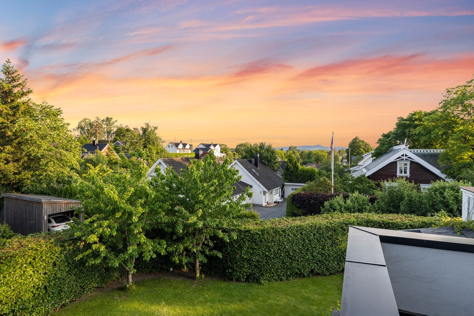 Hagen og eiendommen er pent opparbeidet med hellelagte stier, vakker beplantning og solrike uteplasser - omgitt av luftig, lav bebyggelse som gir en åpen og tilbaketrukket atmosfære. Galleribilde