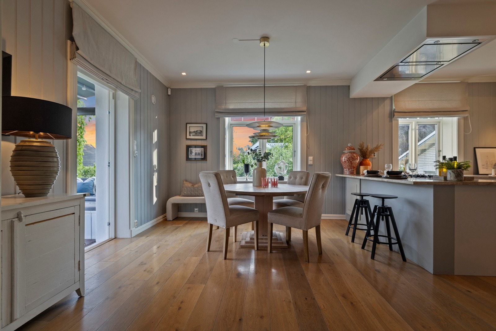 Fra stuen kommer du inn til et stilrent kjøkken med plass til spisebord og direkte utgang til hagen. Galleribilde