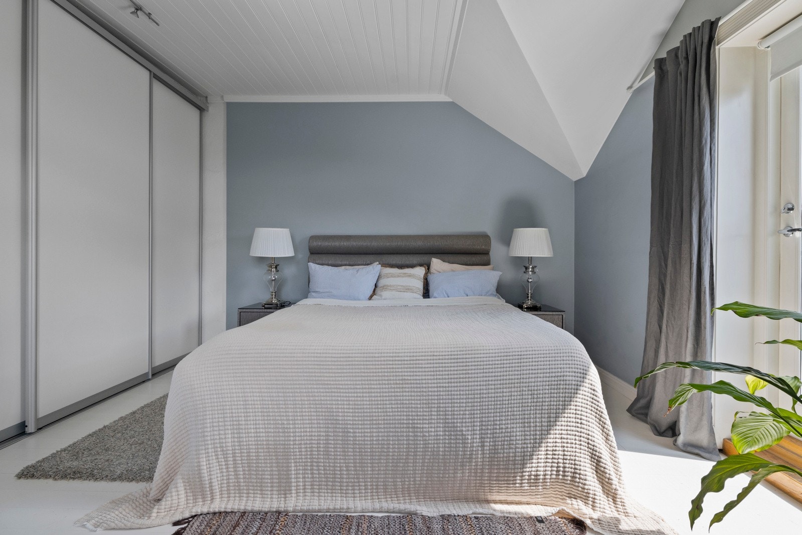 Rommet har godt lysinnslipp og gir en privat og tilbaketrukket sone i boligen. Galleribilde