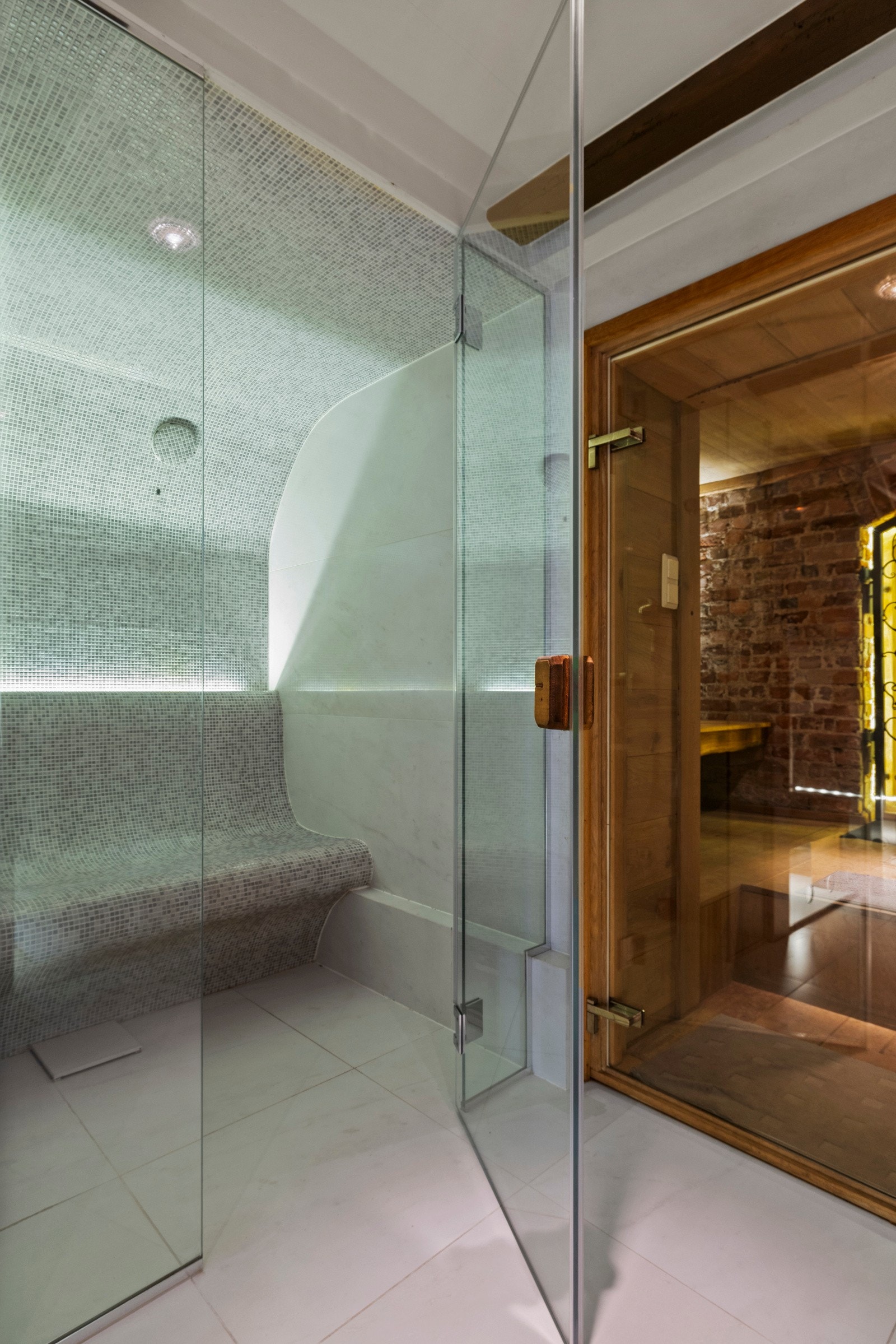 Badstuen er utført i treverk og har plass til flere personer, mens damprommet er helfliset med sittebenk. Det er i tillegg en romslig dusjsone og praktisk innredet sitteplass med oppheng og avlastning. Galleribilde