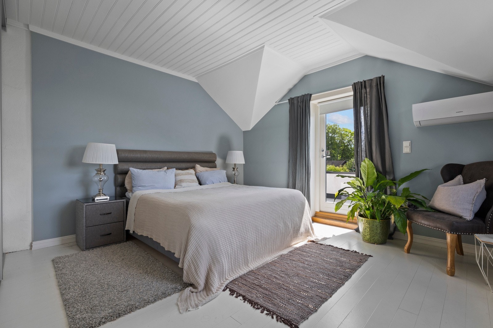 Det andre soverommet har utgang til stor og solrik terrasse. Galleribilde