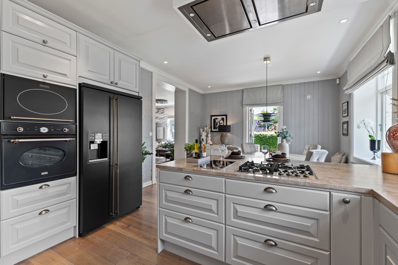 Kjøkkenet er utstyrt med integrert stekeovn, induksjonstopp og fire separate gassbluss. En gjennomført løsning med fokus på kvalitet Galleribilde