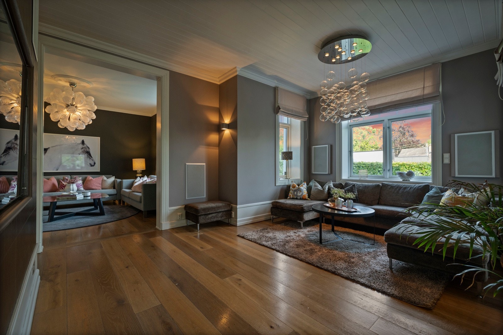 To stuer i åpen løsning med gjennomført fargepalett og god sonedeling. Galleribilde