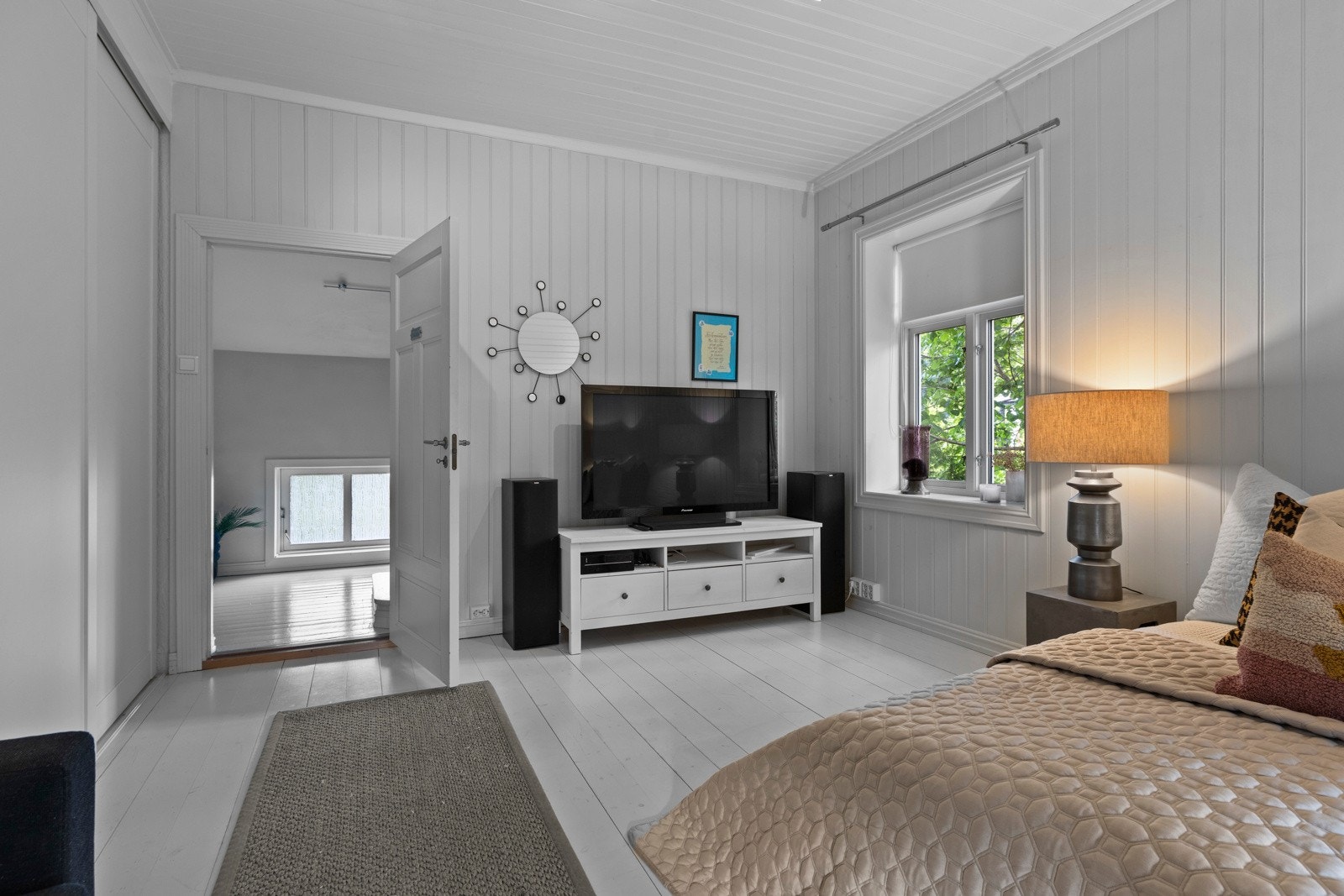 Boligen har to romslige soverom i etasjen, begge med god takhøyde og gjennomgående lyse flater. Galleribilde