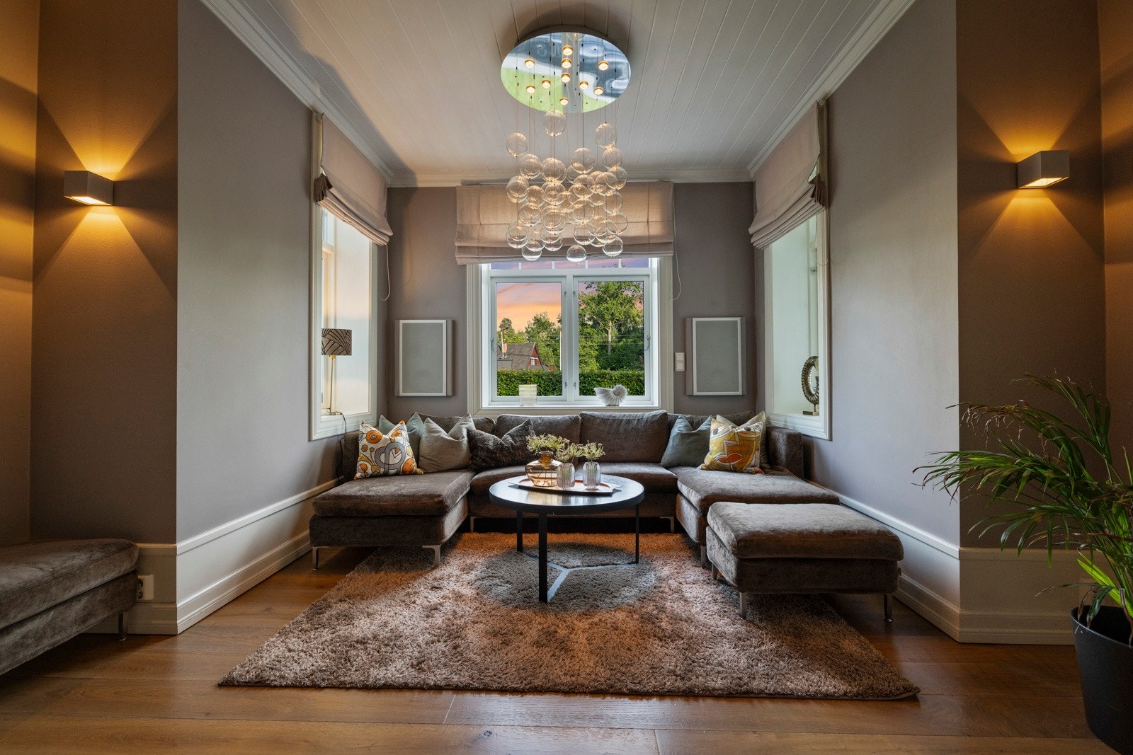 God takhøyde og symmetrisk planløsning gir stue 2 en behagelig atmosfære. Galleribilde