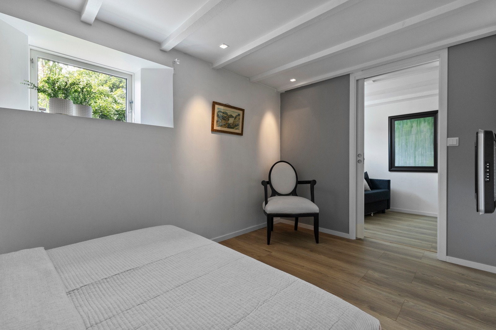 Rommet har malt mur og himling med synlige bjelker, samt spotbelysning som gir et jevnt og behagelig lys. Galleribilde