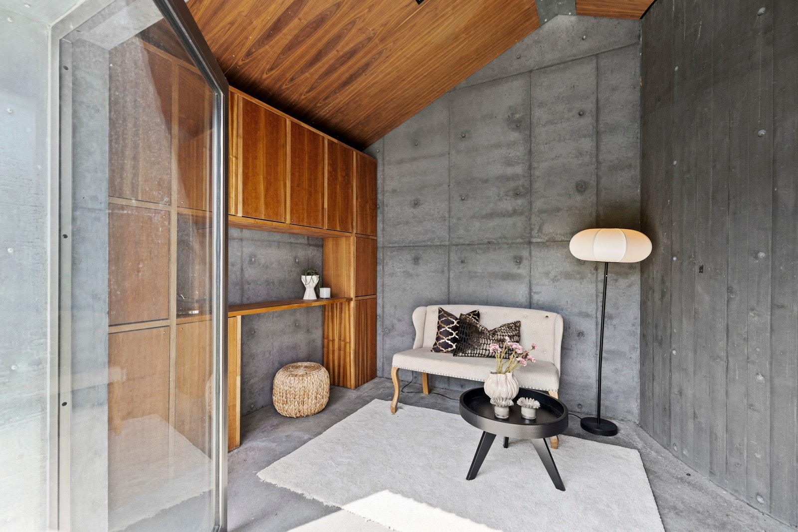 Rommet får inn godt med dagslys med en stor dreibar glassdør for åpning av vegg ut mot hagen. Galleribilde