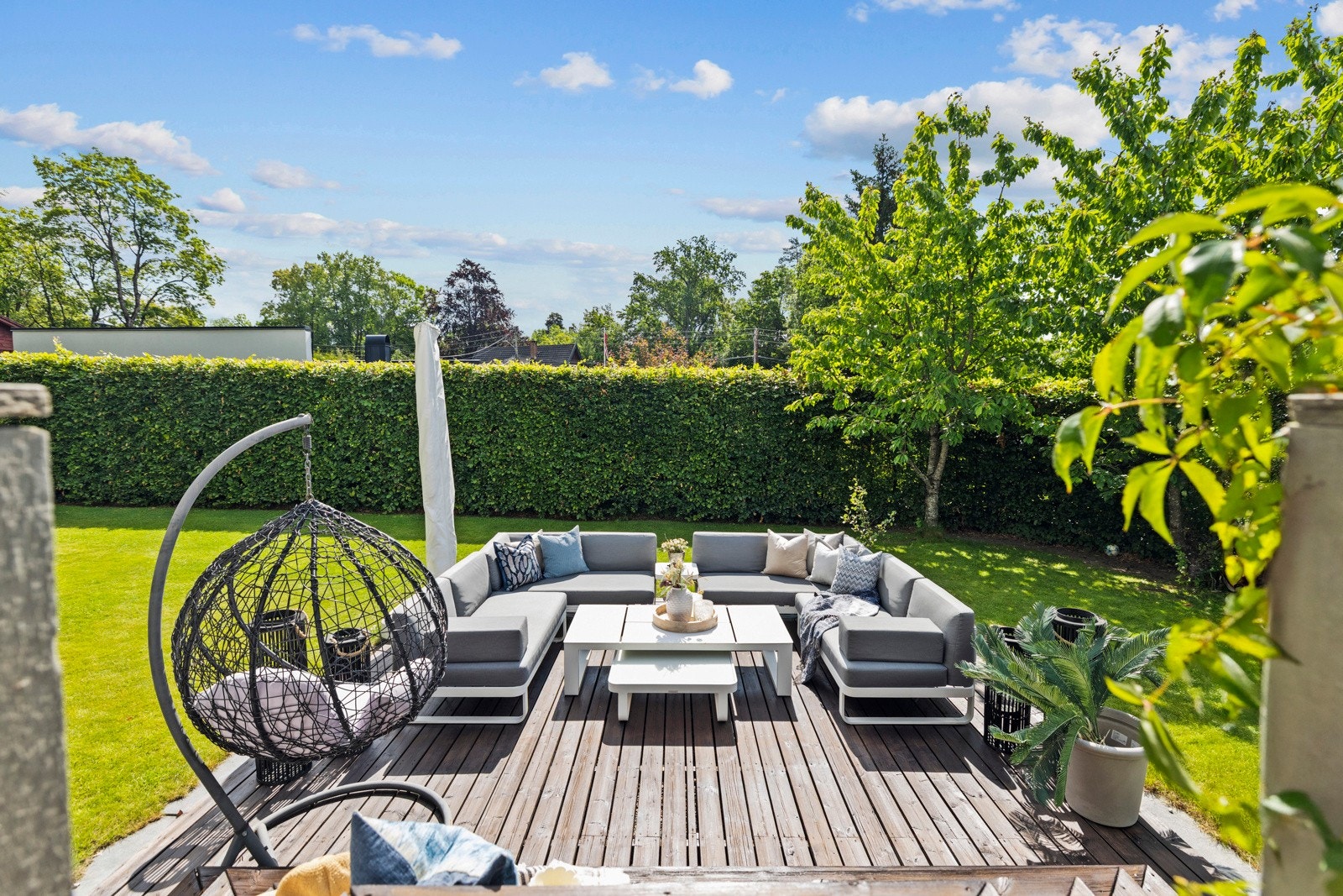 Markterrasse på ca. 21 m² med trapp ned fra kjøkkenet. Skjermet og solrik med god plass til sittegruppe. Galleribilde