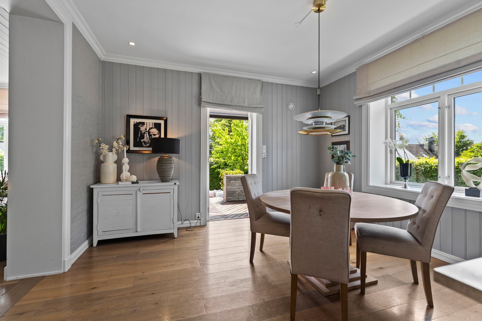 Lys og innbydende spisestue med utgang til overbygd terrasse og trapp ned til hagen. Galleribilde