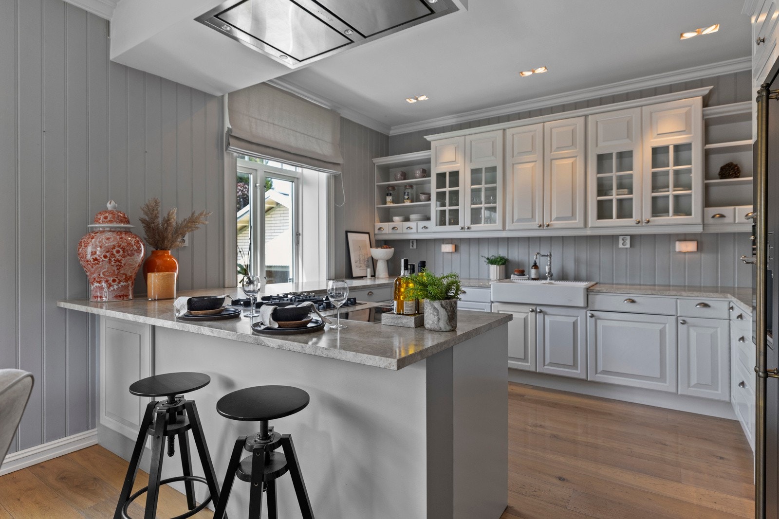 Kjøkkenet er innredet med tidløs Ballingsløv-innredning og gjennomgående materialvalg av høy kvalitet. Galleribilde